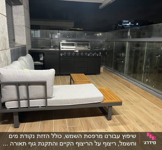 מרפסת עם רצפת עץ, גריל ומטבח חוץ מודרני.